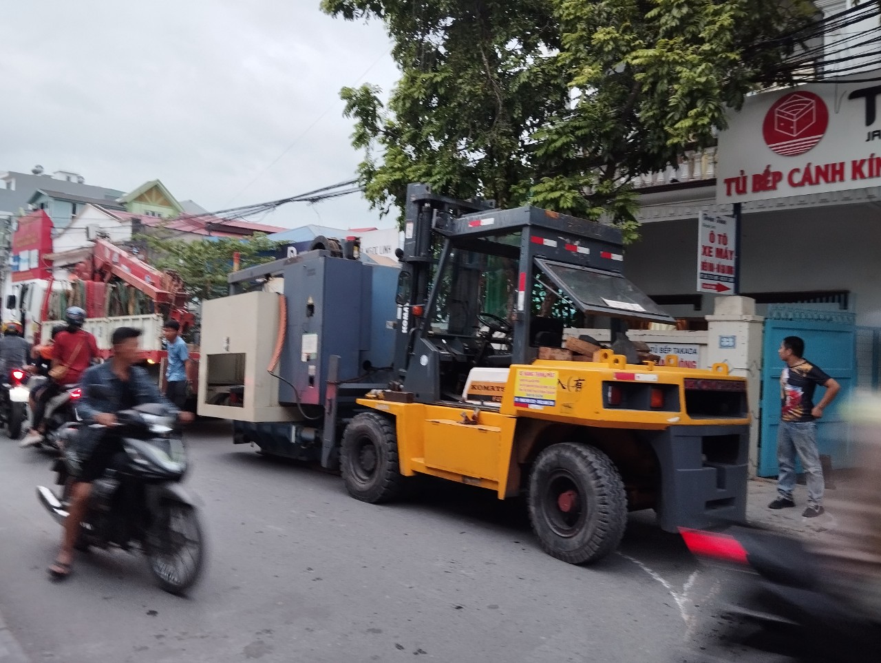 Dịch vụ xe nâng,xe cẩu tự hành vận chuyển lắp đặt máy từ An Lão về Kiến An TP Hải Phòng